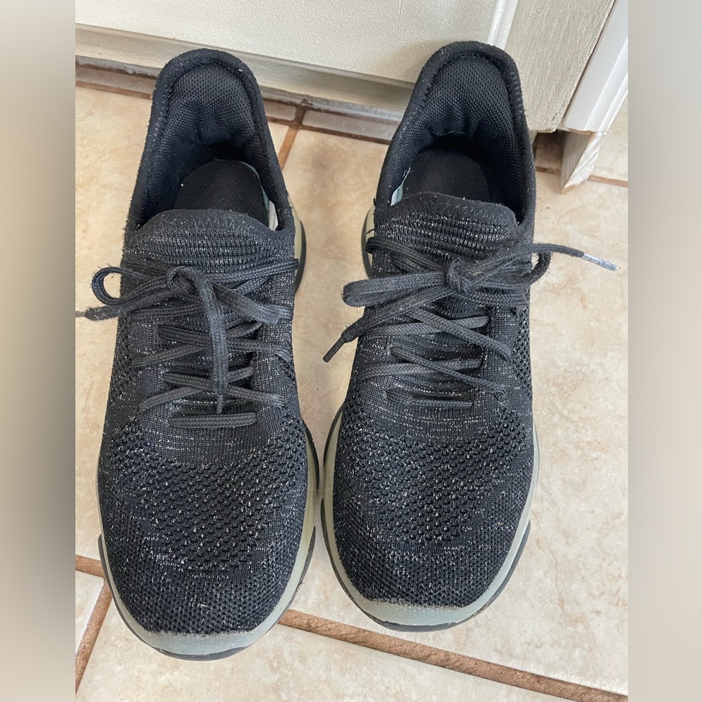 Dreampairs Girl’s Athletic Shoes, size 5.